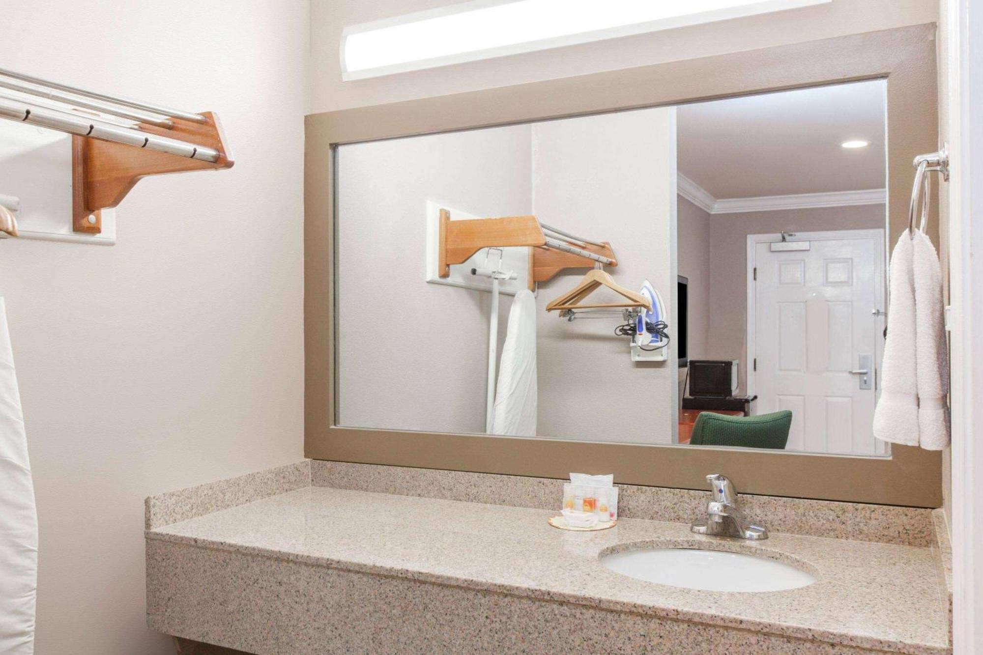 סאות' סן פרנסיסקו Days Inn By Wyndham San Francisco S/Oyster Point Airport מראה חיצוני תמונה